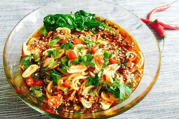 让你能食欲大增的酸辣面 酸爽鲜辣超过瘾