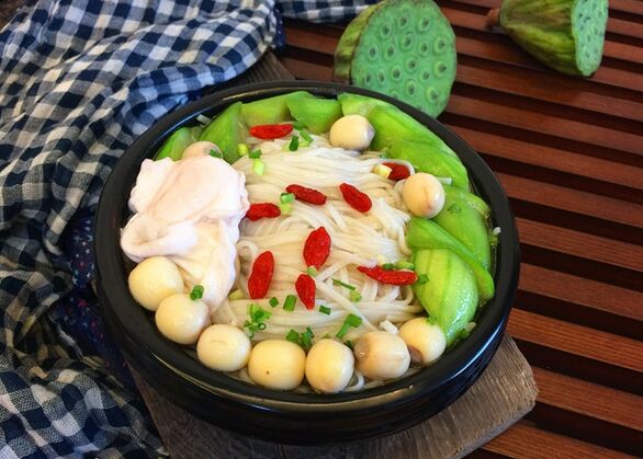 干燥的夏季：夏季养颜灭火器莲子丝瓜汤面