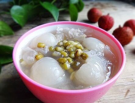 这样吃荔枝不上火——荔枝银耳绿豆汤