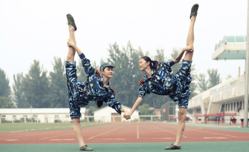 北京服装学院集体一字马横扫军训美女圈