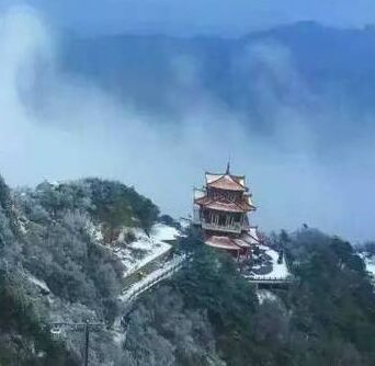 今冬不闭园冰挂冰雕冰球冰车滑雪等你来玩