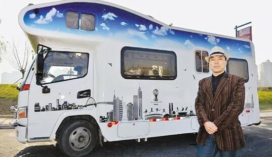 男子花35万改装豪华房车 称为自驾游更舒服