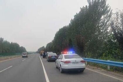 高速上演劫囚：多车撞击逼停警方车辆