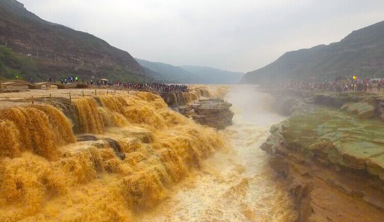 航拍壶口瀑布壮美景色 黄河水奔流而下绵延数百