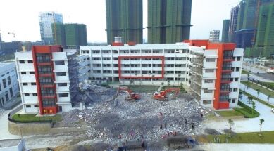 南宁一处教学楼建好即被拆开发商发现沉降