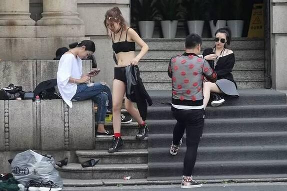 杭州女模一天街拍200套当街更衣 市民：太不雅