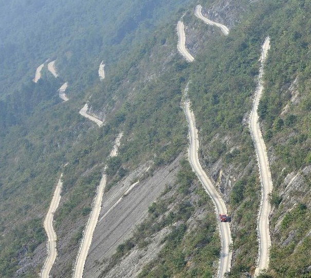 湖北恩施：“壁挂”公路嵌天险
