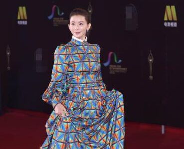 小蛮腰变水桶腰 林志玲百花奖红毯礼服被指显胖
