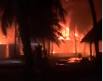 马尔代夫酒店大火：海岸完全被火焰吞没