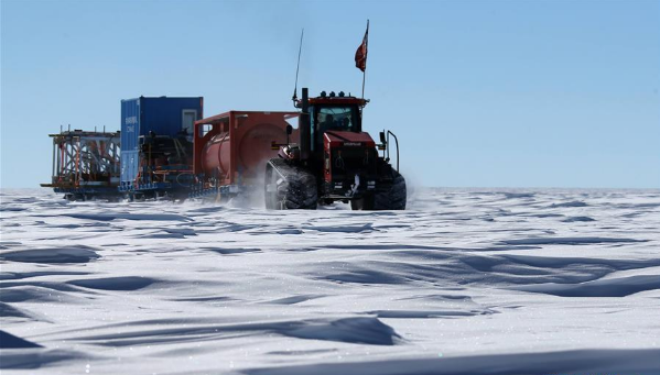 南极科考队抵冰穹 进入冰盖最高处