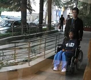 曝吉克隽逸坐轮椅现身医院 面色憔悴痛苦难忍
