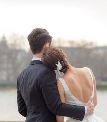 杨怡大婚进入倒计时 晒婚纱照露美背