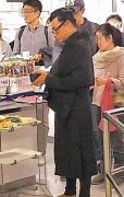 爆小帅虎陈志朋打扮似道士现身人群无人识
