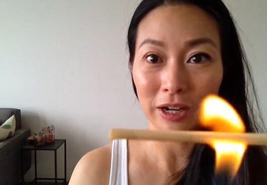 网爆韩国女子火烧木棒卷睫毛视频走红网络