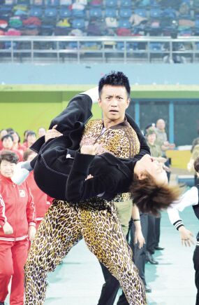 邓超公主抱孙俪 称其为赵薇伴舞是励志典范