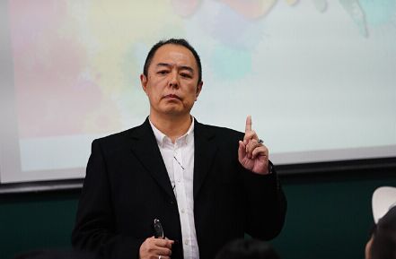 张铁林赴上戏演讲 避谈私生女怕影响办案