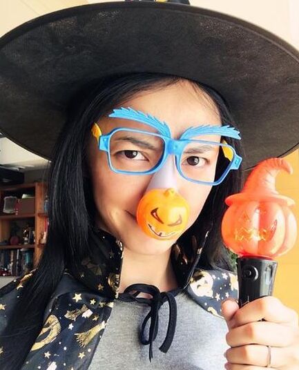 姚晨过万圣节戴面具搞怪 女巫造型显童趣