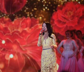 杨钰莹粉嫩少女装现身录制秋晚 纱裙露美腿(图