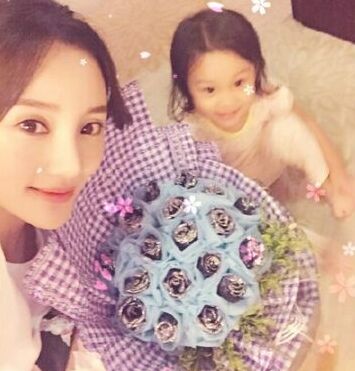 李小璐晒合照爱女调皮吐舌