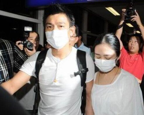 刘德华守诺带妻女见歌迷 3岁女儿派对上怯场害羞
