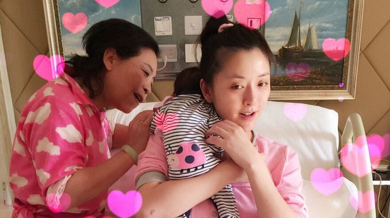 女星黄小蕾晒素颜哺乳照