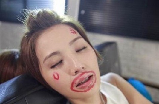 阿sa脸被闺蜜画成小丑 委屈求饶：别欺负我