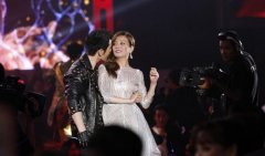 黄晓明拥吻“初恋”赵薇 不惧女友baby吃醋