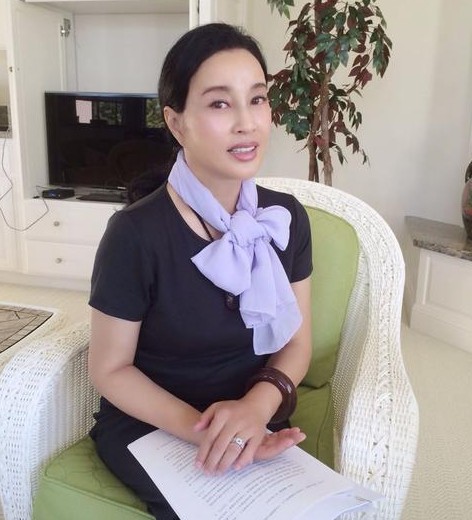 五十八岁刘晓庆美艳生活照曝光化淡妆脸圆润