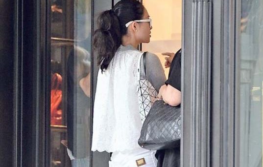 章子怡香港素颜购物 心情大好获贵宾待遇