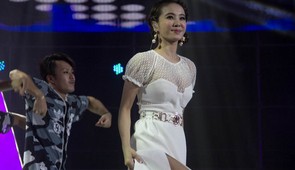 蔡依林穿透视白裙露美腿获粉丝送祝福