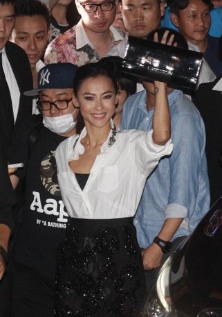 张柏芝穿白衬衣露贴身内衣 遭围堵面带微笑