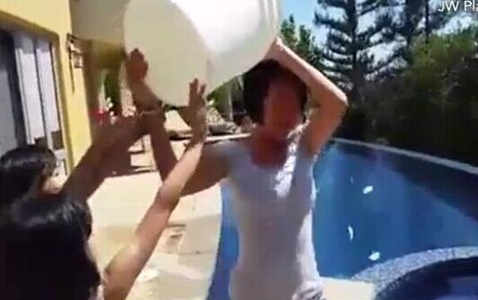 小S冰桶挑战：抬不起桶 两个女儿帮忙
