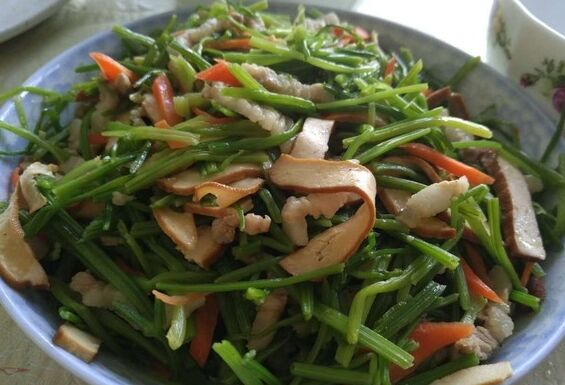 补钙美食：芹菜叶豆渣鸡蛋软煎饼