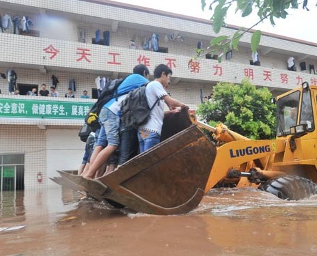 四川重庆遭遇暴雨袭击 内涝严重