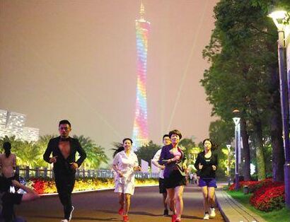 “夜跑”约起来 时尚又健康