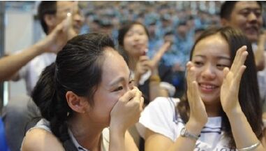 女孩观看男友阅兵流泪哭是因为曾半年没见