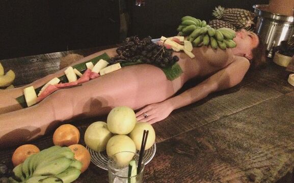 澳大利亚酒吧现人体盛宴